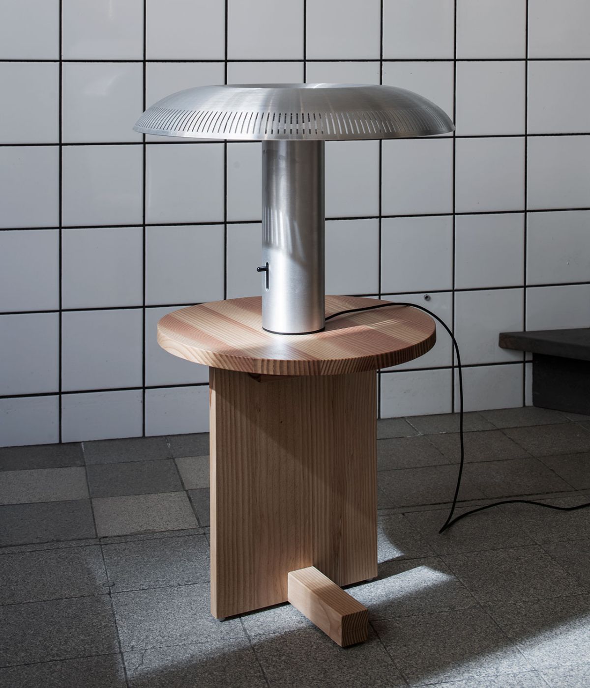 4PM Beistelltisch in Eiche von Massproductions, dekorativ mit einer modernen Leuchte versehen, freigestellt vor weißem Hintergrund – minimalistisches Design, das funktionale Eleganz und warmes Holz perfekt kombiniert
