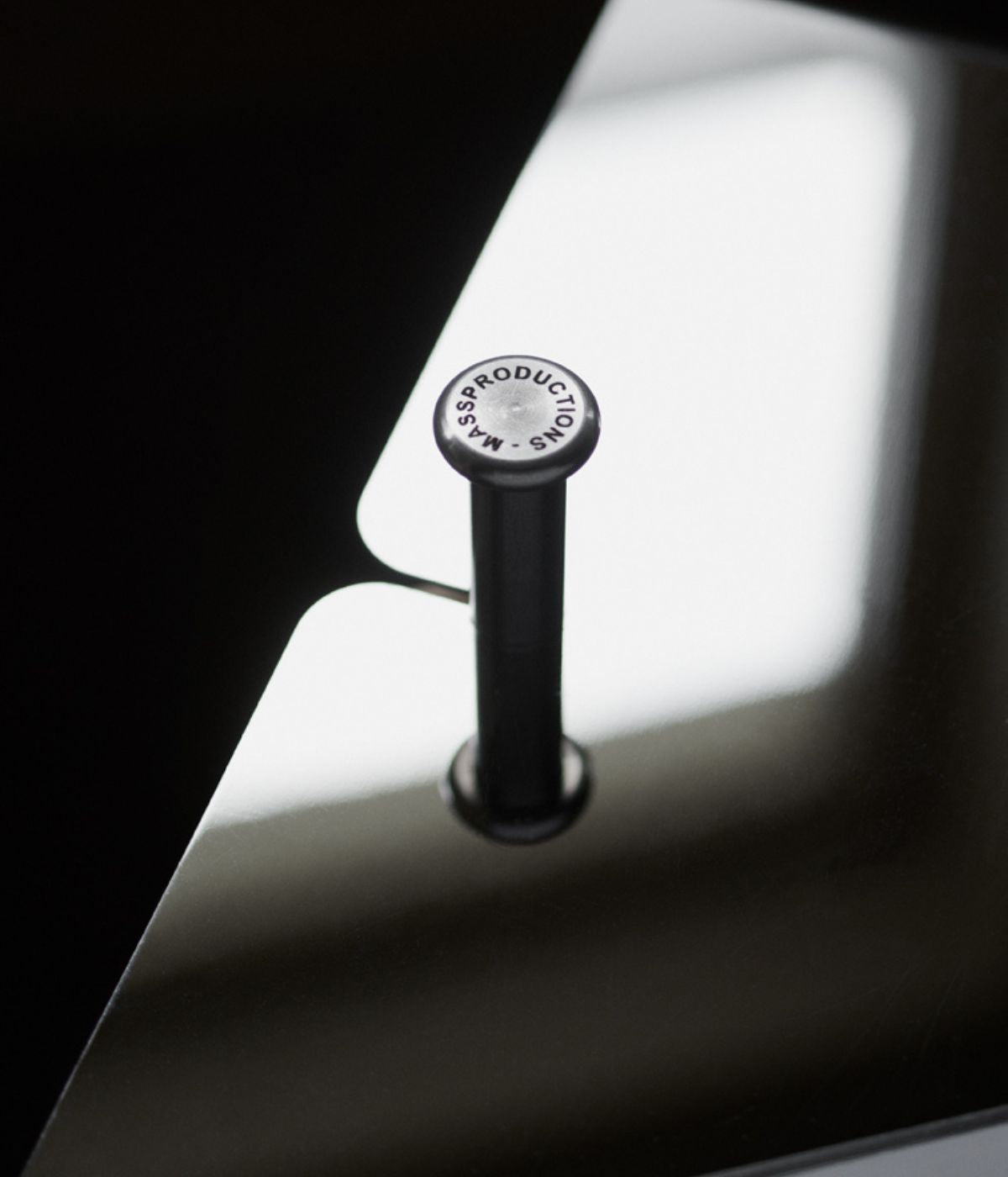Memory Spiegel Small von Massproductions, liegend auf einer Oberfläche fotografiert, freigestellt vor schwarzem Hintergrund – das elegante, minimalistische Design wird durch die horizontale Ausrichtung und den tiefen Kontrast besonders hervorgehoben

