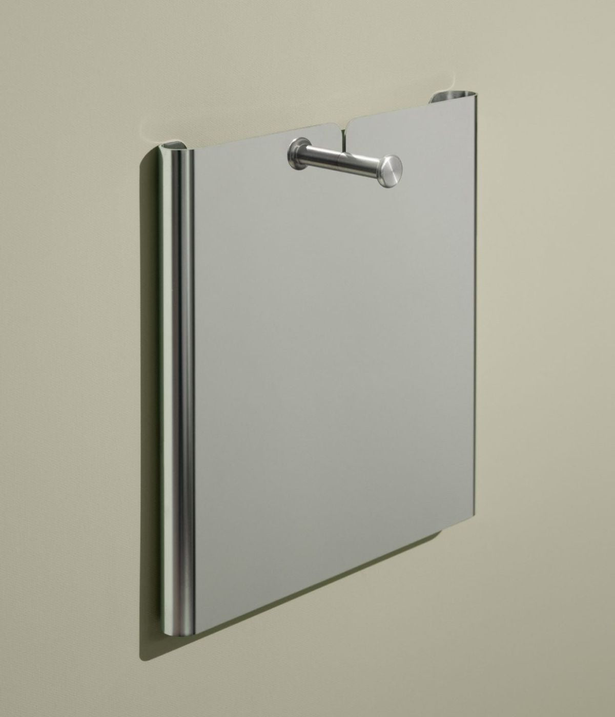 Memory Spiegel Small von Massproductions, an der Wand aufgehängt und freigestellt vor weißem Hintergrund – modernes, minimalistisches Design, das sowohl Funktionalität als auch stilvolle Akzente in jedem Raum setzt

