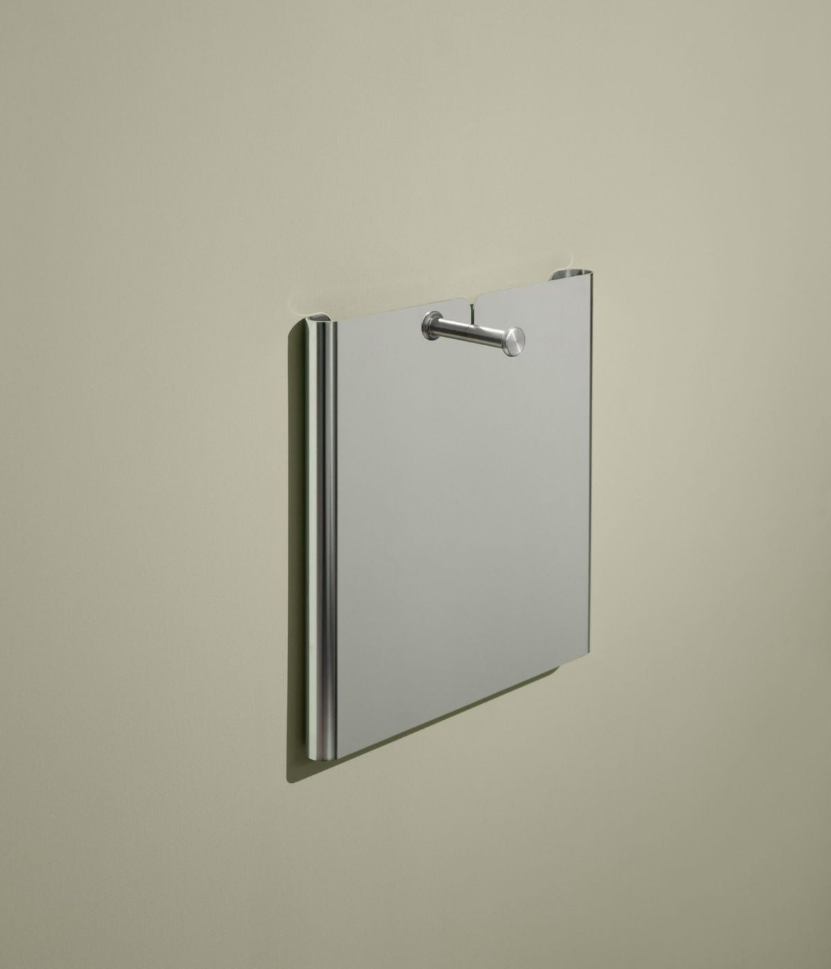 Memory Spiegel Small von Massproductions, an der Wand aufgehängt und freigestellt vor weißem Hintergrund – modernes, minimalistisches Design, das sowohl Funktionalität als auch stilvolle Akzente in jedem Raum setzt
