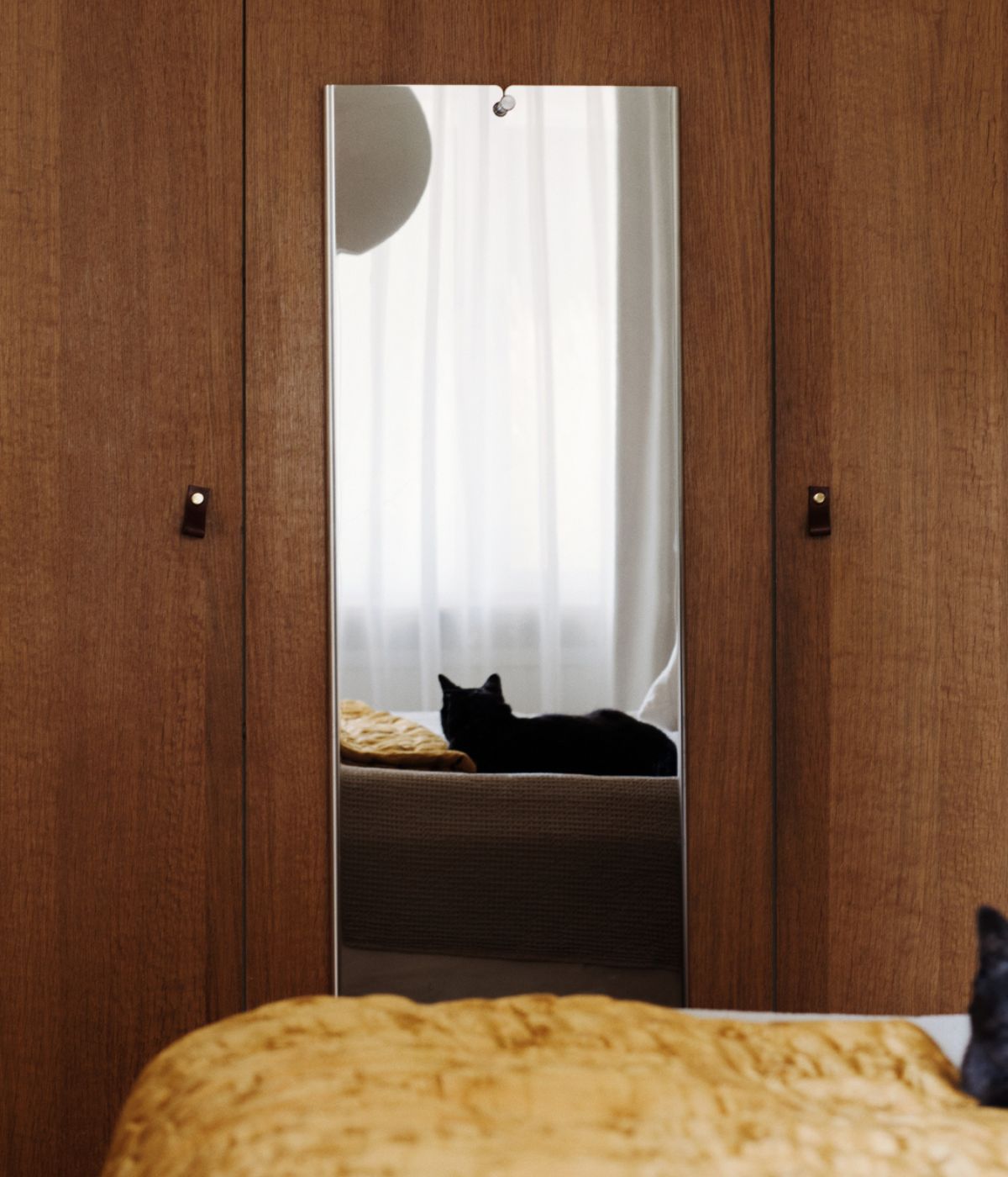 Memory Spiegel Large von Massproductions, elegant im Schlafzimmer inszeniert – freigestellt vor einem sanften Hintergrund, das großzügige, minimalistische Design setzt stilvolle Akzente und vergrößert optisch den Raum

