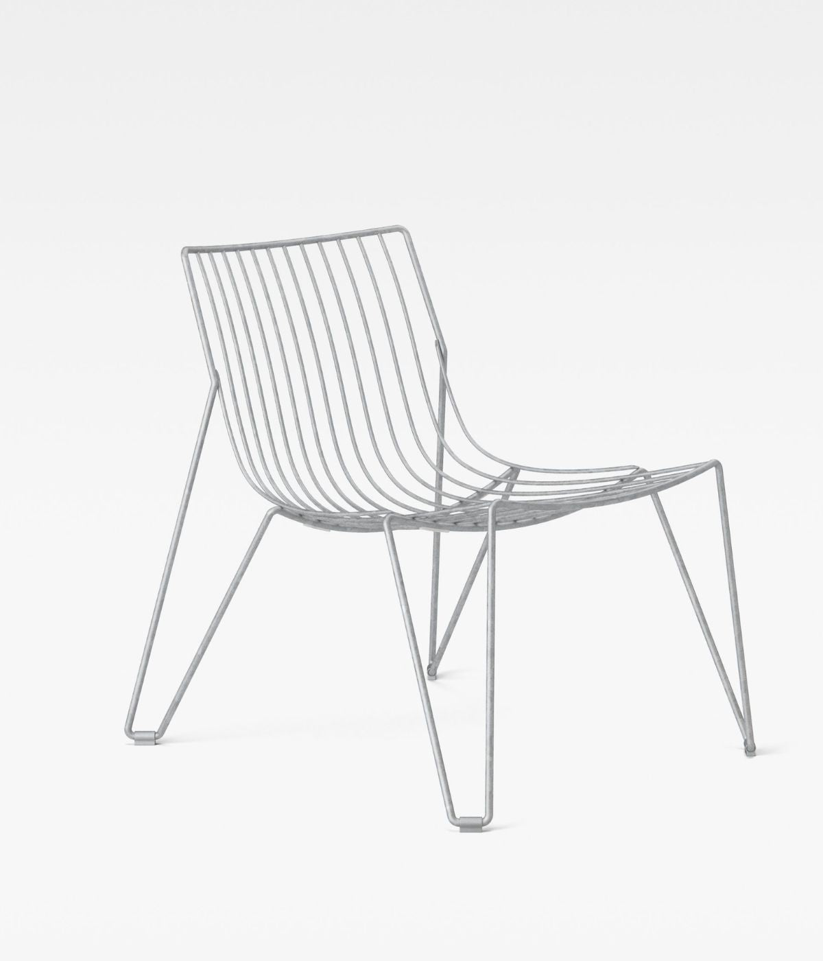 TIO Easy Chair in galvanisierter Metalloptik von Massproductions, freigestellt vor weißem Hintergrund – robuste, minimalistische Sitzgelegenheit mit klaren Linien für moderne Wohn- und Objektbereiche
