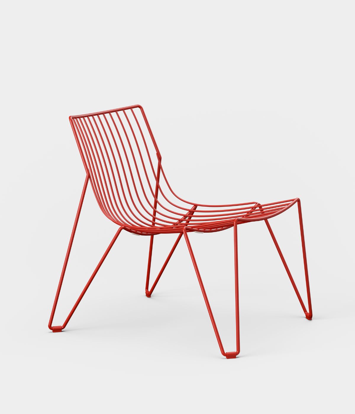 TIO Easy Chair in kräftigem Rot von Massproductions, leicht seitlich freigestellt vor weißem Hintergrund fotografiert – filigraner Metall
