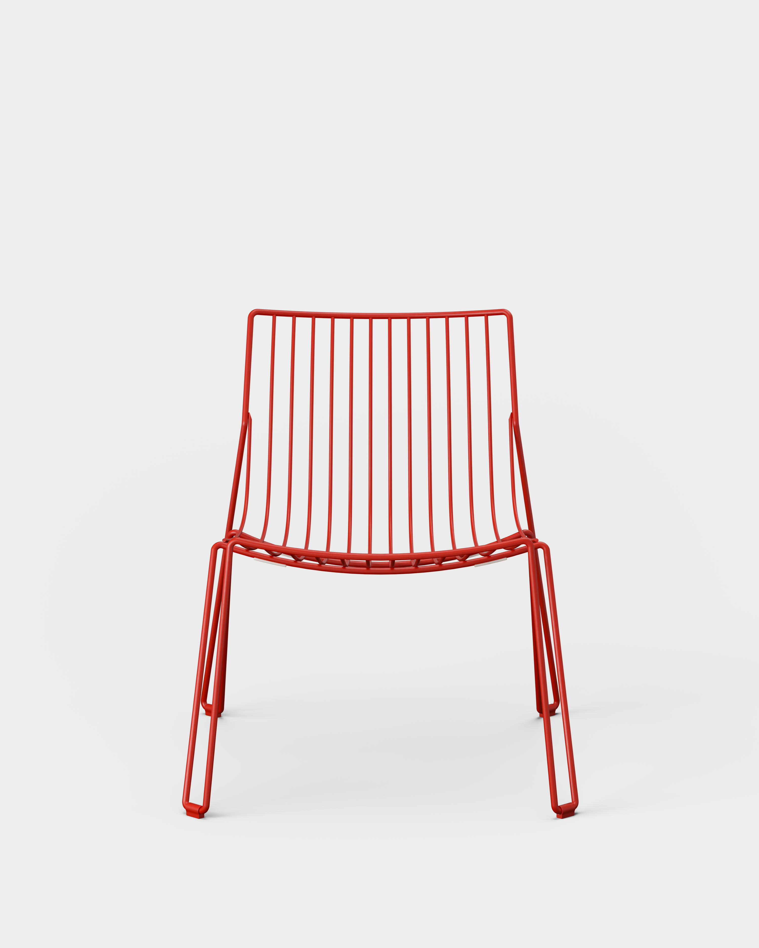 TIO Easy Chair in kräftigem Rot von Massproductions, frontal freigestellt vor weißem Hintergrund fotografiert – moderner, minimalistischer Stuhl mit klarer Linienführung und auffälliger Farbgebung, ideal für zeitgenössische Innenräume
