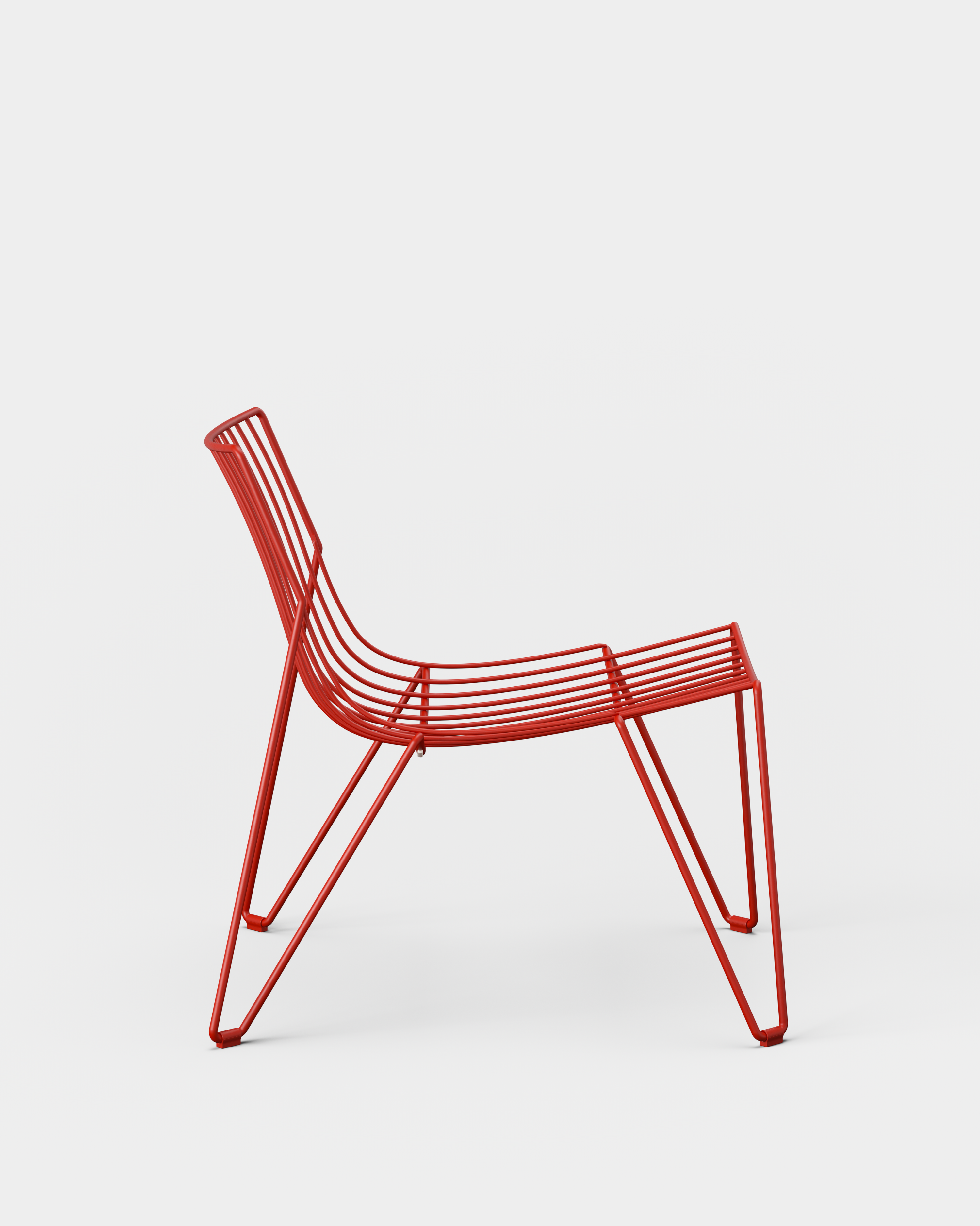 TIO Easy Chair in kräftigem Rot von Massproductions, seitlich freigestellt vor weißem Hintergrund fotografiert – eleganter, minimalistischer Stuhl mit klarer Linienführung und auffälligem Design, das modernes Wohnen unterstreicht
