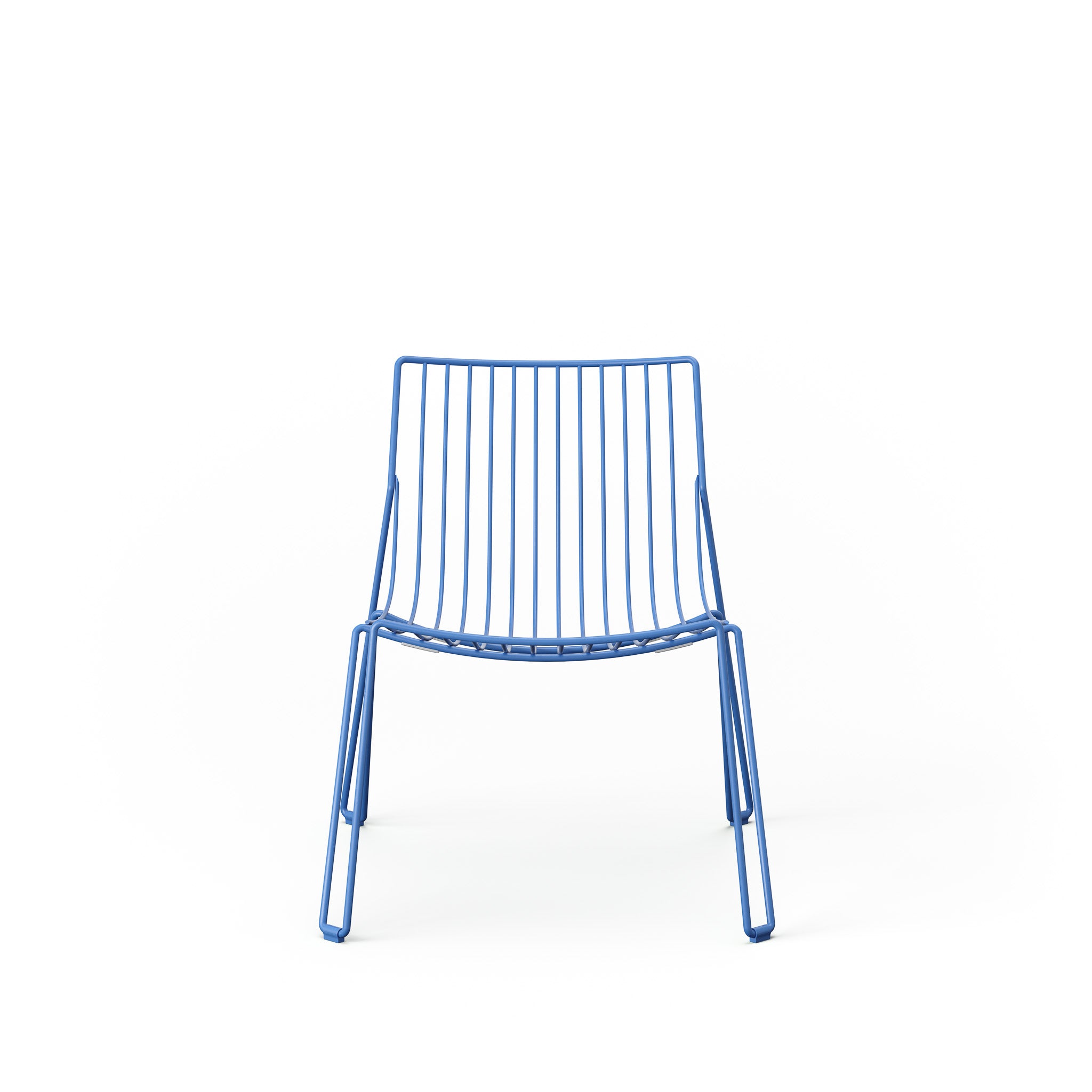 Zwei TIO Easy Chairs in sanftem Blau von Massproductions, frontal freigestellt vor weißem Hintergrund fotografiert – modernes, minimalistisches Stuhl-Design mit klarer Linienführung und beruhigender Farbgebung, die ein stilvolles, zeitgenössisches Ambiente schaffen.
