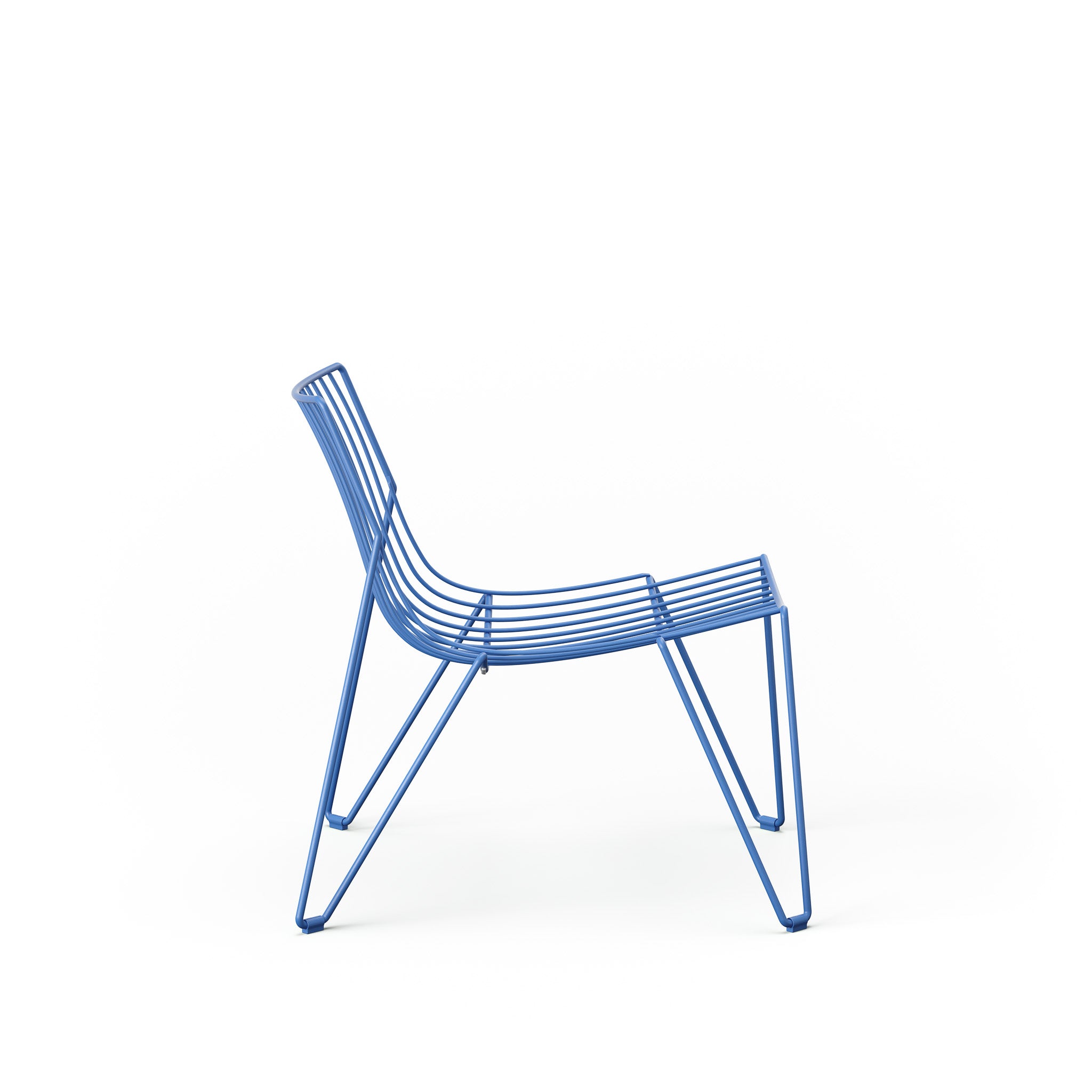 Zwei TIO Easy Chairs in sanftem Blau von Massproductions, seitlich freigestellt vor weißem Hintergrund fotografiert – minimalistisches, elegantes Design mit klarer Linienführung, ideal für moderne Innenräume und stilvolle Sitzgelegenheiten
