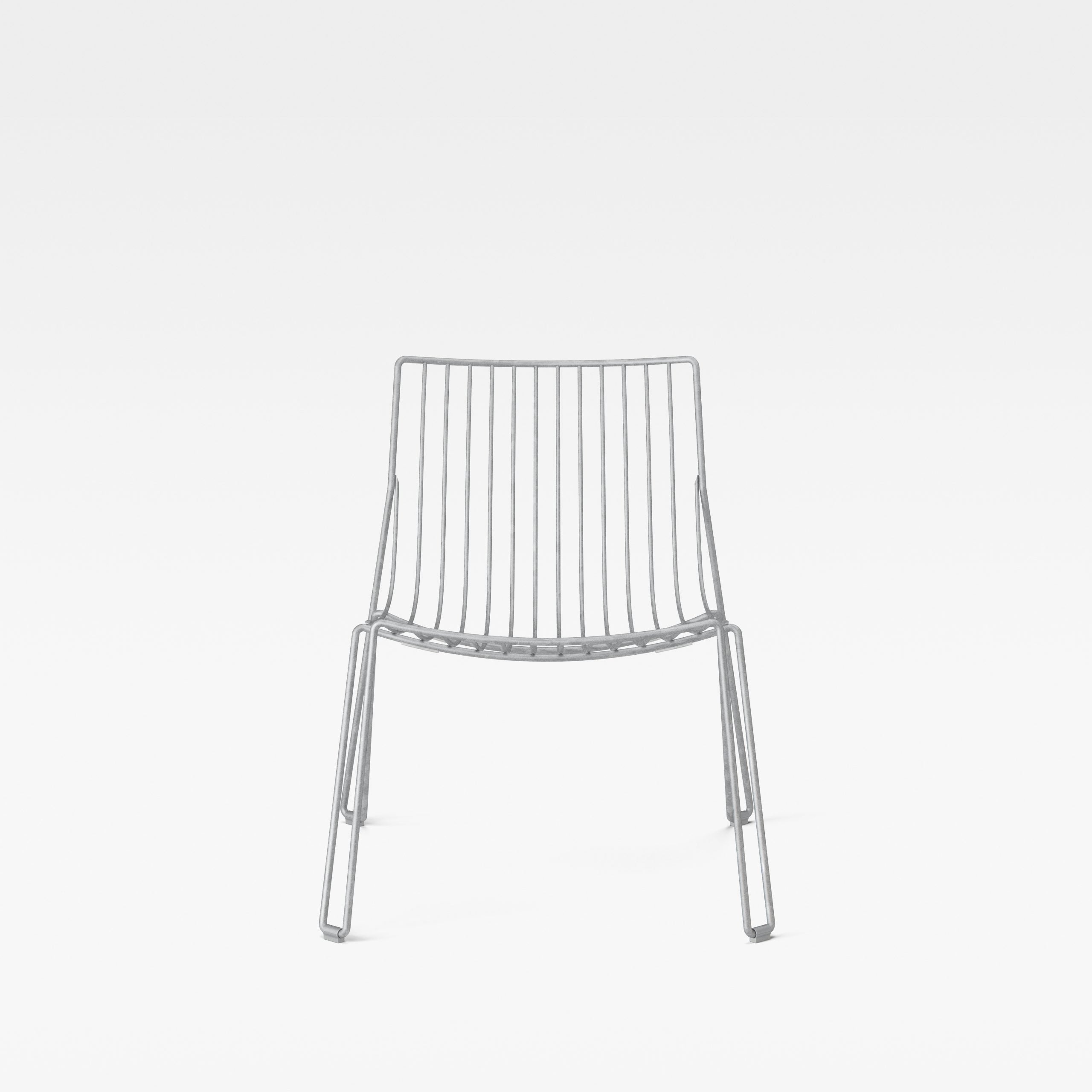 TIO Easy Chair in galvanisierter Metalloptik von Massproductions, frontal freigestellt vor weißem Hintergrund fotografiert – minimalistischer Outdoor-Stuhl mit feiner Linienstruktur
